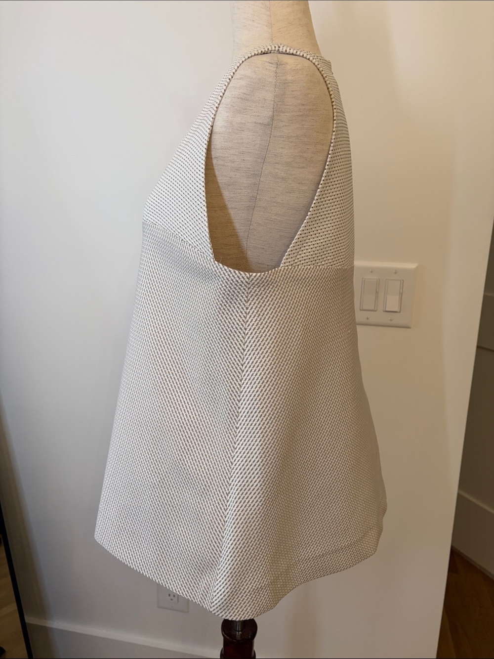 ANN MASHBURN White and Tan Textured Sleeveless V-Notch Top - Picture 3 of 8